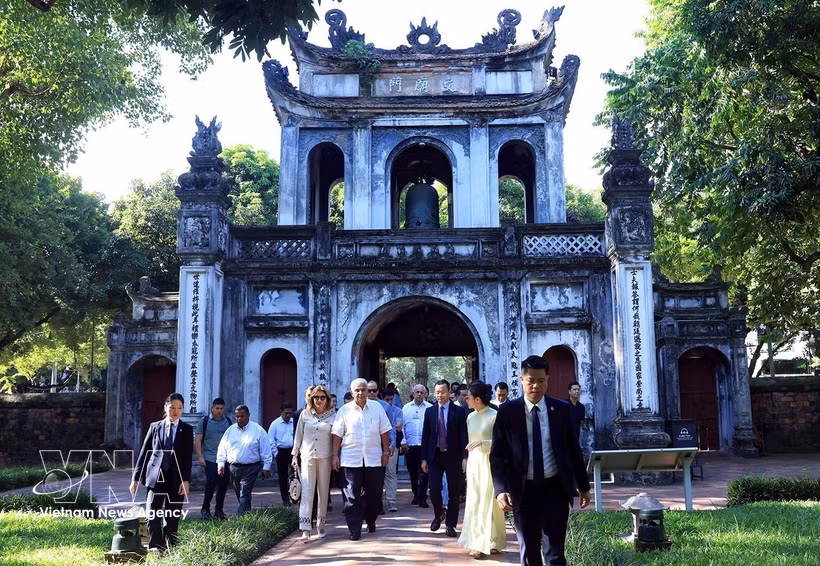 Le président panaméen, José Raúl Mulino Quintero, et son épouse visitent le Temple de la Littérature. Photo: VNA