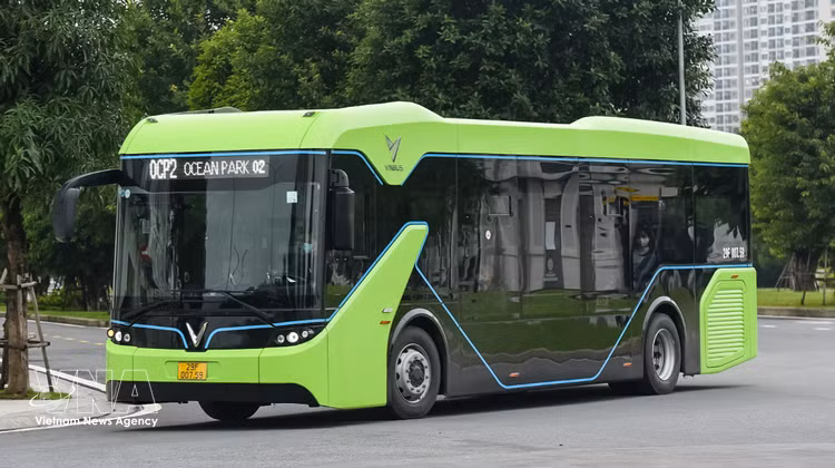 Hanoï prévoit d'investir dans le remplacement de plusieurs dizaines de bus électriques d'ici fin 2026. Photo : VNA