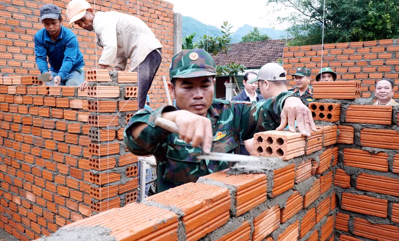 Des officiers et des soldats du commandement de défense de la zone 1 - Son Tinh, relevant du commandement militaire provincial de Quang Ngai, construisent des maisons pour des familles locales. Photo : VNA