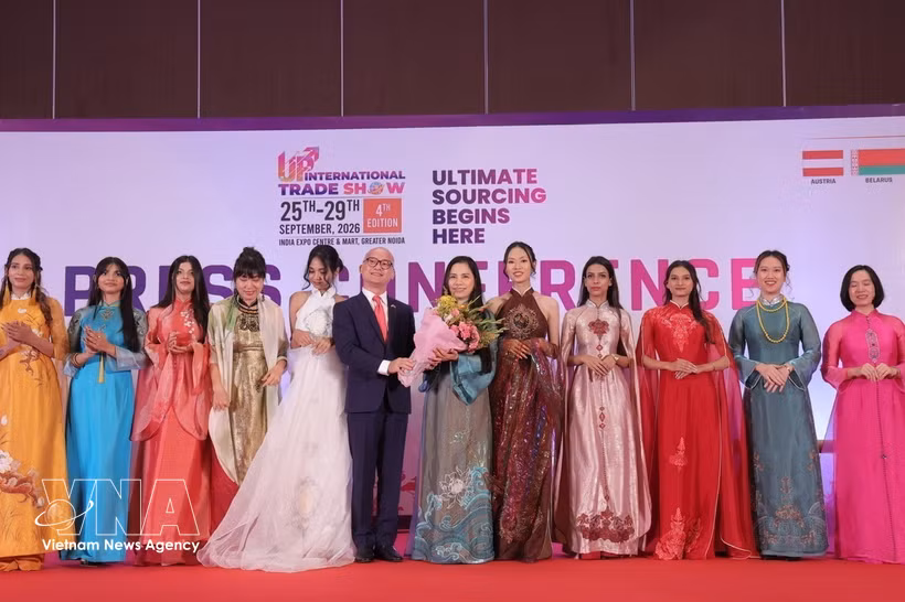 Des mannequins vietnamiens et indiens présentent les créations de l'Ao Dai lors du Salon. Photo: VNA