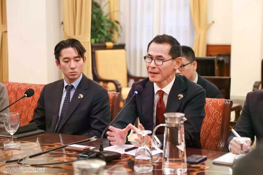 thu-truong-bo-ngoai-giao-dang-hoang-giang-tiep-ong-ozeki-kenji-giam-doc-hoc-vien-hanh-chinh-va-quan-ly-matsushita-nhat-ban-20251124193645.jpg