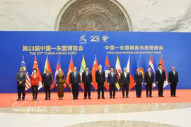 Le vice-Premier ministre permanent Pham Gia Tuc (cinquième à partir de la gauche) et les chefs de délégation des pays de l'ASEAN et de la Chine posent pour une photo de groupe. Photo : VNA