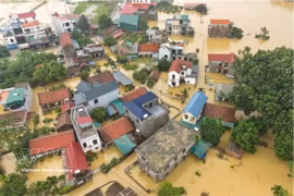 Certaines communes rurales de Hanoi sont inondées à la suite de la montée du niveau des rivières Tich et Bui, provoquée par des pluies persistantes depuis le début de la semaine. Photo : VNA