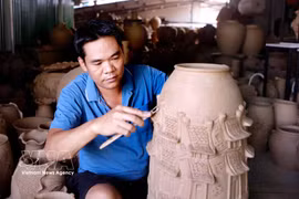 La transformation numérique valorise les valeurs traditionnelles de l'artisanat en faisant rayonner l'histoire des artisans et de leur terroir auprès d'un plus large public. Photo: VNA