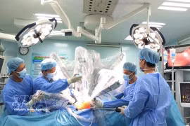 Chirurgie robotique de transplantation d’organes à l’hôpital Binh Dân. Photo: VNA
