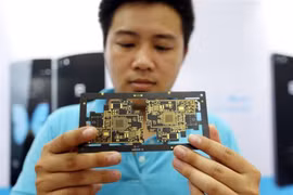 Le Vietnam devra se concentrer sur la formation, le développement des ressources humaines, la promotion de la recherche et le transfert de technologies pour maîtriser rapidement les technologies de base du développement des semi-conducteurs. Photo : VNA