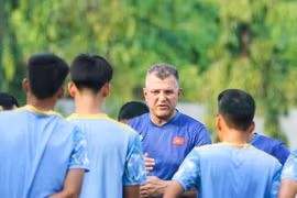 L’entraîneur en chef Cristiano Roland donne des consignes à l’équipe vietnamienne U17 lors du stage d’entraînement. Photo : VFF