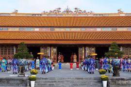 Une cérémonie de cour du Nouvel An lunaire de la dynastie des Nguyên est reconstituée au palais Thai Hoa, dans la citadelle impériale de Huê. Photo : VNA