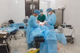 Le patient Huynh Van Du a été opéré par des médecins militaires de l'île de Sinh Tôn, dans le district insulaire de Truong Sa de la province de Khanh Hoa. Photo : VNA