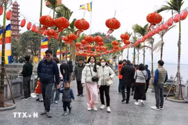 Des Hanoiens se rendent à la pagode Trân Quôc. Photo: VNA
