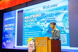 Le professeur Tsuyoshi Nakaya à la conférence internationale sur la physique des neutrinos, du 22 au 25 juillet 2025 à l'ICISE. Photo: CVN