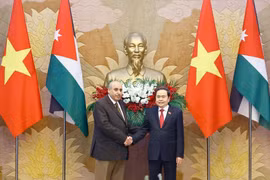Le président de l’Assemblée nationale du Vietnam, Trân Thanh Mân (à doite) et le président de la Chambre des représentants du Royaume hachémite de Jordanie, Mazen Turki El Qadi, se serrent la main, à Hanoi, le 2 février. Photo : VNA