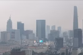À Hô Chi Minh-Ville, les immeubles de grande hauteur sont enveloppés d'un épais brouillard de pollution, les concentrations de particules fines dépassant régulièrement les seuils de sécurité. Photo : VNA
