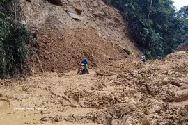 Une portion de route endommagée par des glissements de terrain provoqués par de fortes pluies dans la province montagneuse de Lào Cai, dans le Nord. Photo : VNA