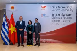L'ambassadrice du Vietnam en Grèce, Pham Thi Thu Huong, et le vice-ministre grec du Développement, Stavros Kalafatis (premier à partir de la gauche). Photo: VNA