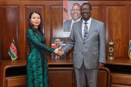 La vice-ministre vietnamienne des Affaires étrangères Nguyên Minh Hang (à gauche) et le premier secrétaire du cabinet kényan et secrétaire du cabinet pour les Affaires étrangères et la Diaspora, Musalia Mudavadi. Photo: VNA 