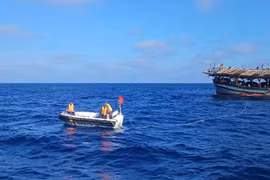 Opération de remorquage pour le bateau de pêche QNg 90251 TS. Photo diffusée par la VNA
