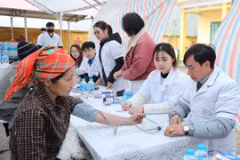 Les services sociaux essentiels tels que la santé, l’éducation, l’eau potable et l’accès à l’information ont été étendus afin de répondre aux besoins des populations rurales, en particulier des minorités ethniques. Photo : VietnamPlus