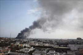 Une épaisse fumée s'est dégagée après des frappes par missiles iraniens contre la flotte américaine à Manama, au Bahreïn, le 28 février 2026. Photo: AA/VNA