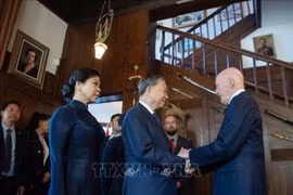Le secrétaire général Tô Lâm, et son épouse Ngo Phuong Ly rencontrent l’ancien roi Siméon de Saxe-Cobourg-Gotha, qui a été Premier ministre bulgare de juillet 2001 à août 2005. Photo : VNA