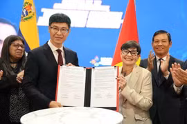 Le prof-Dr Tu Minh Phuong, président du Conseil de l’Institut de technologie des postes et télécommunications (PTIT), et la vice-présidente et ministre vénézuélienne des Sciences et de la Technologie, Gabriela Jiménez Ramírez, signent un protocole d’accord de coopération. Photo : ambassade du Vietnam au Venezuela