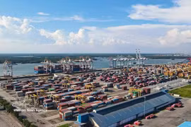 Conteneurs au terminal international de Cai Mep-Thi Vai. Photo: VNA