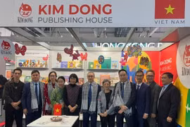 Les délégués assistent à la cérémonie d'ouverture de l'Espace du livre du Vietnam à la Foire du Livre de Francfort 2025. Photo : NDEL