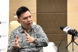 Collins Chong Yew Keat, analyste en stratégie, sécurité et affaires étrangères à l’Université de Malaya (Malaisie), au micro de la VNA. Photo : VNA