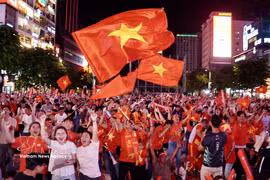 Les supporters de Hô Chi Minh-Ville célèbrent la victoire convaincante du Vietnam (2-0) lors du match aller en Malaisie. Photo : VNA