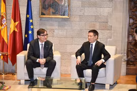 Le vice-Premier ministre Hô Duc Phoc (à droite) rencontre le président catalan Salvador Illa. Photo : baochinhphu.vn