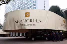 Des policiers assurent la sécurité près de l’entrée de l’hôtel Shangri-La à Singapour, le 30 mai 2025. Photo: Reuters