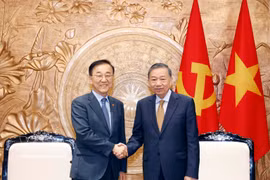 Le secrétaire général du Parti et président de la République, Tô Lâm (à droite) serre la main du ministre sud-coréen du Territoire, des Infrastructures et des Transports, Kim Yun-duk, à Hanoi, le 30 juillet. Photo : VNA