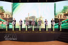 Le vice-Premier ministre Lê Tiên Châu et les délégués lors de la cérémonie de lancement de la zone de libre-échange de Hai Phong, à Hai Phong, le 30 juillet. Photo : VNA