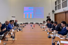 La délégation de la Commission des politiques et des stratégies du Comité central du Parti communiste du Vietnam lors de sa visite de travail au Conseil économique, social et environnemental (CESE), à Paris, le 6 juin. Photo : VNA