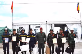 Le gouvernement vénézuélien décerne la médaille «Héros du Venezuela» à l'équipe vietnamienne de secours. Photo : qdnd.vn