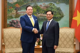 Le vice-Premier ministre Bui Thanh Son (à droite) et l’ambassadeur des États-Unis au Vietnam, Marc E. Knapper, à Hanoi, le 6 avril. Photo: VNA
