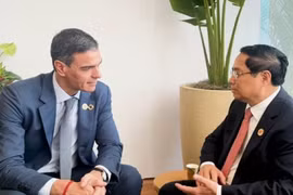 Le Premier ministre Pham Minh Chinh (à droite) rencontre le Premier ministre espagnol Pedro Sánchez en marge du sommet du G20 au Brésil en 2024. Photo : VGP