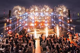 Spectacle musical lors d’une croisière nocturne à Quang Ninh. Photo : hanoimoi.vn