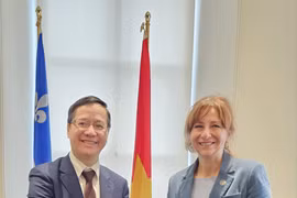 L’ambassadeur du Vietnam au Canada Pham Vinh Quang et la ministre des Relations internationales et de la Francophonie du Québec, Martine Biron. Photo: VNA