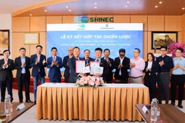 Cérémonie de signature d'un accord de coopération stratégique entre les groupes Stavian et Shinec. Photo: VNA