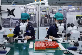 Fabrication de composants électroniques chez Sumida Co., Ltd. (Japon) dans le parc industriel de Tinh Phong, dans la province de Quang Ngai. Photo: VNA