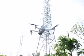 Utilisation de drones pour l'inspection des lignes électriques. Photo: VNA
