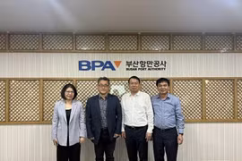 Le vice-ministre vietnamien des Finances, Nguyên Duc Chi (2e à partir de la droite), visitant l’Autorité portuaire de Busan. Photo : VNA