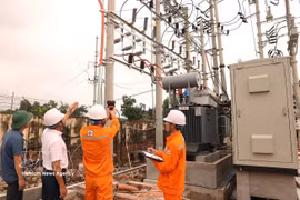 La compagnie d’électricité de Bac Ninh accompagne les entreprises locales pour optimiser leur consommation énergétique et garantir la sécurité de leurs installations. Photo: VNA