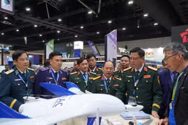 Une délégation militaire de haut rang du ministère vietnamien de la Défense visite un stand d’exposition. Photo : ministère de la Défense 