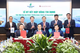 Des représentants d'Agribank et de PVEP lors de la cérémonie de signature de l'accord de crédit. Photo : VietnamPlus