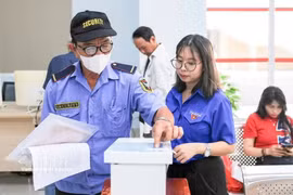 La mise en œuvre de la transformation numérique dans le quartier de Thanh Khê, à Dà Nang, à travers les services publics en ligne, aide les habitants à sécuriser leurs données personnelles. Photo : VNA