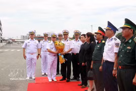 Le colonel Pham Tiên Dung (à droite), chef d’état-major adjoint de la Région navale 2, souhaite la bienvenue au contre-amiral Borworn Phromkaewngam (à gauche), directeur adjoint de l’Académie navale royale thaïlandaise. Photo : VNA