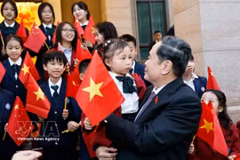 Le président de l’Assemblée nationale du Vietnam, Trân Thanh Mân, avec des enfants et la communauté des Vietnamiens en Chine, à Pékin, le 11 octobre. Photo : VNA