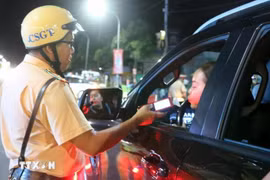 La police de la circulation de la ville de Long Xuyên contrôle au hasard le taux d'alcoolémie des usagers de la route. Photo: VNA